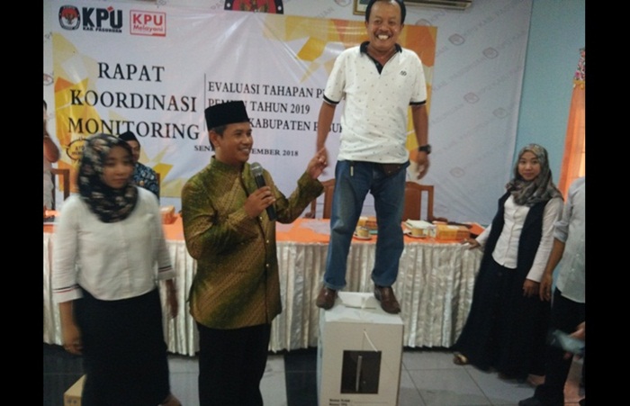 Winaryo Sujoko didampingi Titin Wahyuningsih, saat menguji kekuatan, ketahanan, dan keamanan kotak suara.