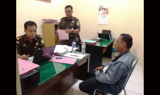 Haryanto saat diperiksa penyidik Kejari Sidoarjo di ruangan Kasi Intelejen. (foto: nanang ichwan/ BANGSAONLINE)