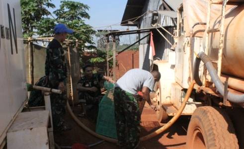 BANTUAN-Prajurit TNI Kontingen Garuda XX-K/Monusco kala mensuplai air kepada Kontingen Bangladesh di Kongo, Selasa (3/6/2014). foto Puspen TNI untuk BangsaOnline