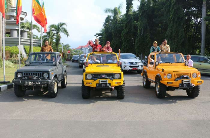 Pelepasan mantan Kepala BPPKAD Gresik Yetty Suparyati. foto: SYUHUD/ BANGSAONLINE