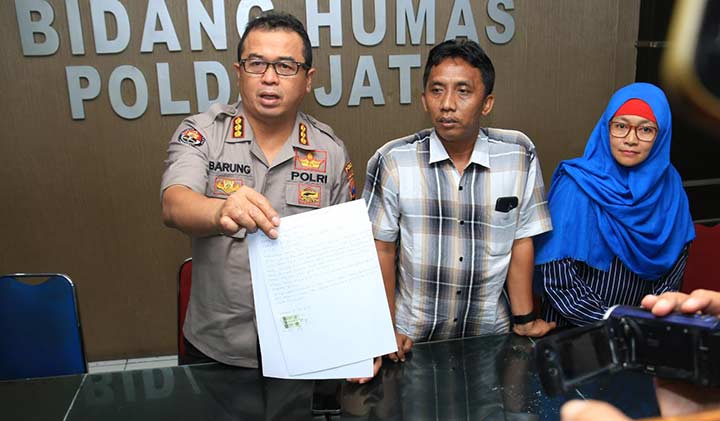 Kabid Humas Polda Jatim Kombespol Frans Barung Mangera menunjukkan surat pernyataan yang dibuat oleh Roni dan Feny, dua orang yang memposting ajakan "Jihad Tour To Jakarta".