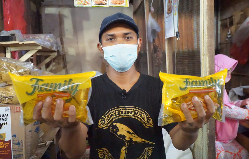 Salah satu pedagang di Pasar Kandangan menunjukkan minyak goreng yang didistribusikan ke pasar tradisional. foto: ist.