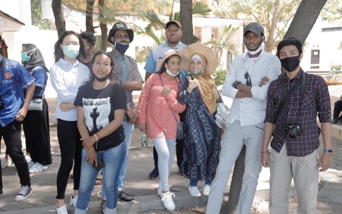 Ketujuh mahasiswa mancanegara saat mengikuti International Camp.