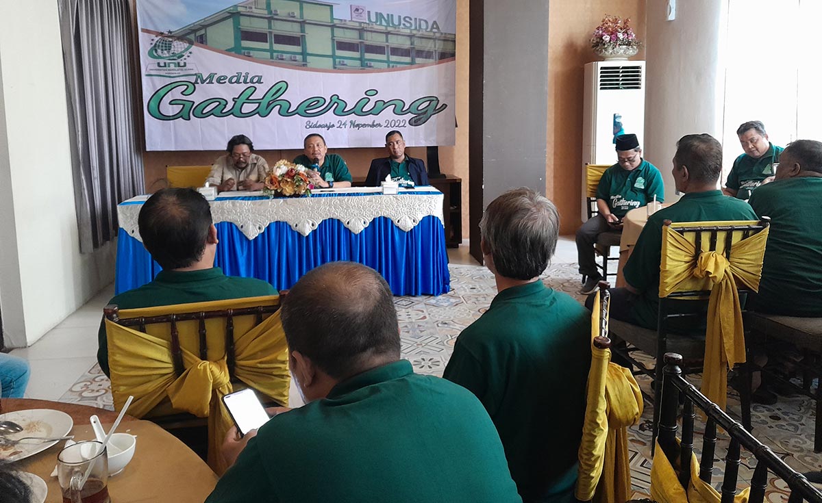 SILATURAHMI: Pimpinan Unusida berdiskusi dengan awak media di Sidoarjo saat Media Gathering, Kamis (24/11/2022). foto: MUSTAIN/ BANGSAONLINE