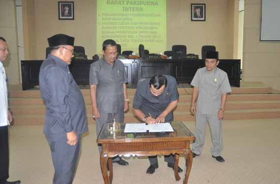 Ketut Yudi Kartiko bersama Ketua DPRD H. Ahmad Dafir saat menandatangani Surat pergantian Wakil Ketua DPRD Bondowoso.