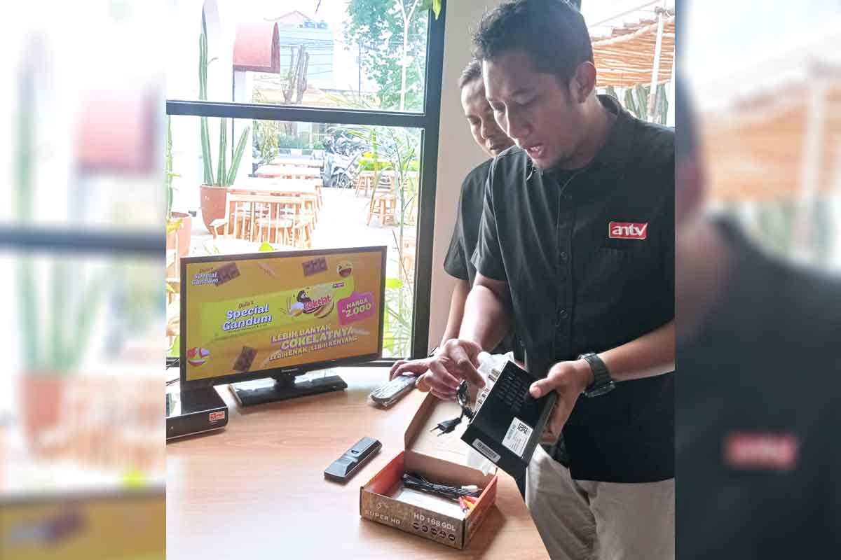 TX Operator Stasiun Relay ANTV Surabaya, Dzikrul Hakim saat mempraktekkan penggunaan STB.