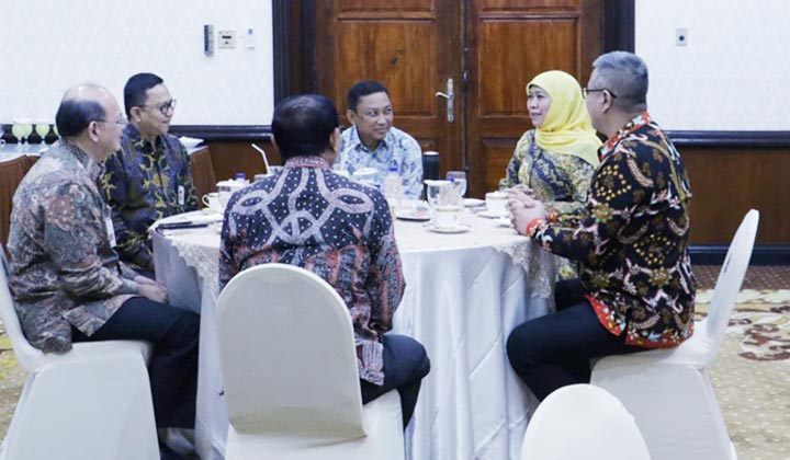 Khofifah saat menerima audiensi Kepala OJK Regional IV Jatim Heru Cahyono, beserta calon penggantinya Bambang Mukti Riyadi di Gedung Negara Grahadi, Surabaya, Kamis (23/1). foto: ist