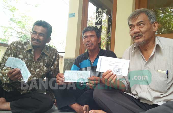 Perwakilan warga Desa Sukorejo, Kecamatan Perak saat melapor di Kejari Jombang, Rabu (12/7/2017).
foto: ROMZA/ BANGSAONLINE