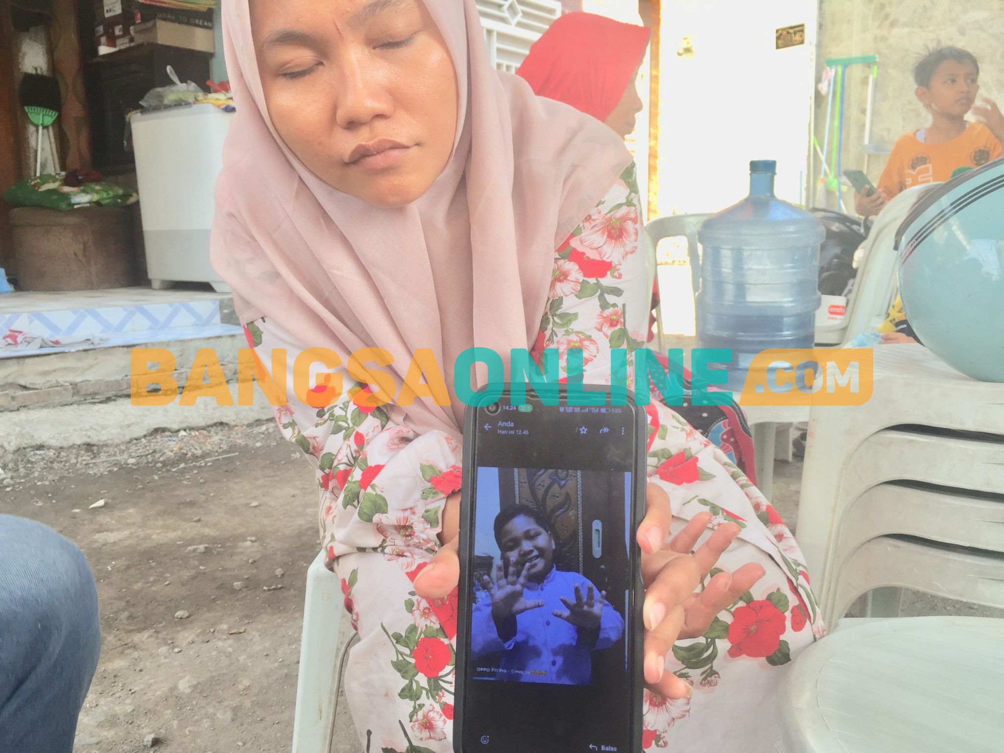 Siti Humairoh, ibu korban menunjukkan foto D semasa hidup. Foto: Rusmiyanto/BANGSAONLINE