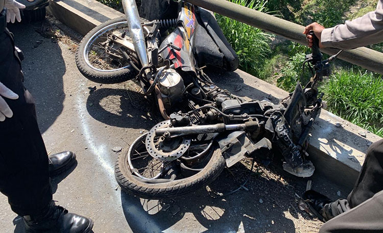 Mobil Pelat Merah Milik Pemkab Blitar Tabrak Pengendara Motor Hingga Tewas