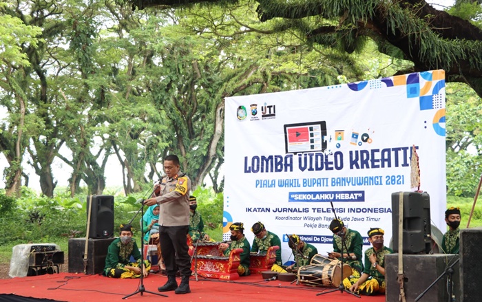 Kapolresta Banyuwangi memotivasi para pelajar guna tangkal konten negatif dan hoaks melalui lomba video kreatif. foto: ist.