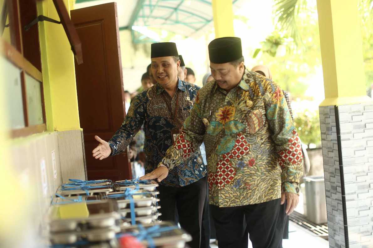 Bupati Jombang, Warsubi saat tinjau pelaksanaan MBG di SMPN 1 Sumobito