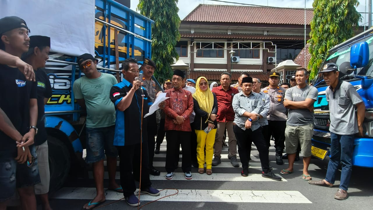 Anggota DPRD Trenggalek saat terima aspirasi ratusan sopir truk