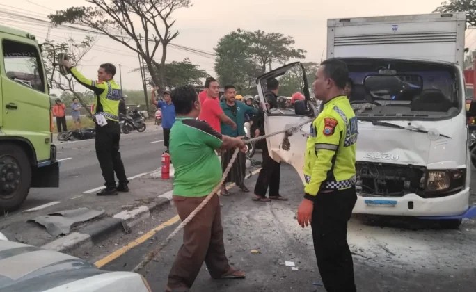 Elf Putar Balik Ditabrak Truk Boks di Karanglangit Lamongan, Motor dari Lawan Arah Ikut Terseret