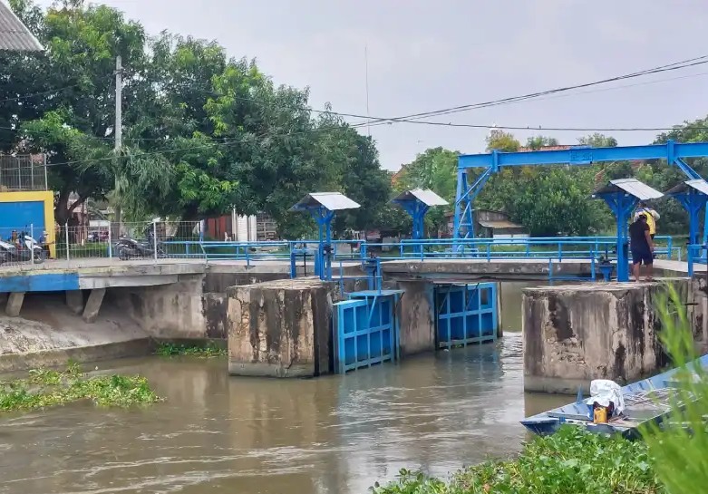 Pintu air Kuro yang dibuka mempunyai andil dalam upaya penyusutan banjir luapan Bengawan Jero di Lamongan.