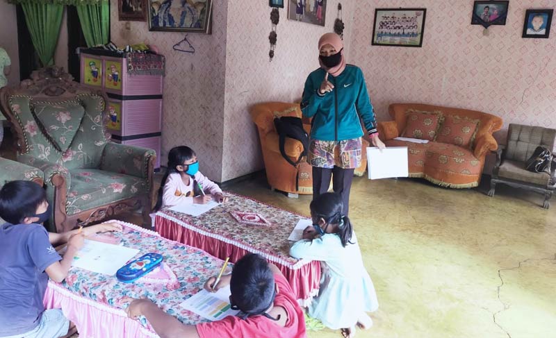 Guru SDN 04 Gunungsari saat melakukan home visit karena KBM tatap muka sempat dihentikan.