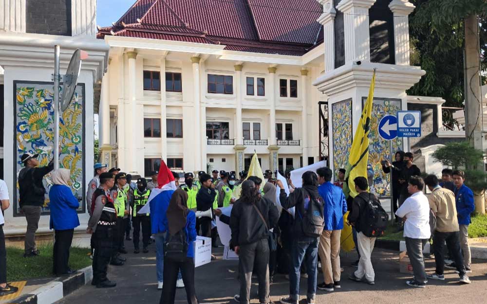 Puluhan aktivis Pergerakan Mahasiswa Islam Indonwsia (PMII) Kabupaten Tuban saat menggelar aksi di depan halaman Kantor Pemkab Tuban. Foto: AHMAD CHOIRUDIN/ BANGSAONLINE