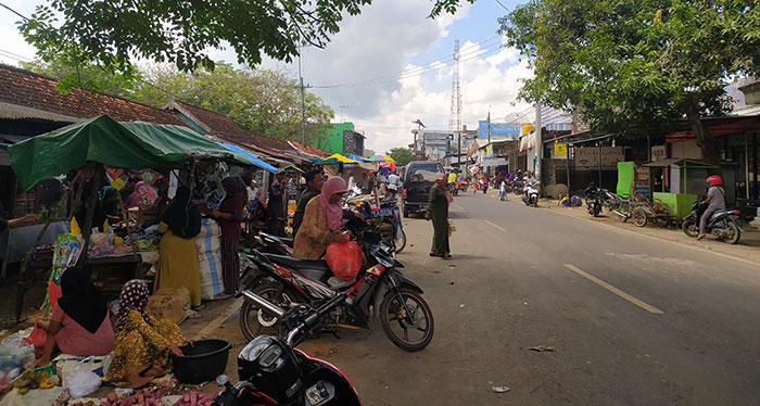Para pedagang Pasar Bringkoning berjualan di jalan raya karena lapaknya disegel pemilik tanah. Foto: MUTAMMIM/BANGSAONLINE