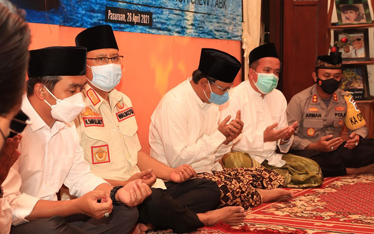 Wali Kota Pasuruan Gus Ipul didampingi Wakil Wali Kota Pasuruan Adi Wibowo (Mas Adi) mendatangi rumah duka Lettu Imam Adi Komaruddin. (foto: ARDIANZAH/BANGSAONLINE)