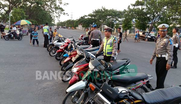 Puluhan sepeda motor saat diamankan di area Simpang Lima Gumul Kediri. foto: dendi martoni/ BANGSAONLINE
