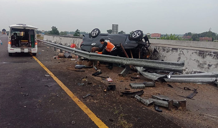 Petugas saat mengevakuasi bangkai mobil yang terlibat kecelakaan tunggal di Tol Jombang-Mojokerto (Jomo).