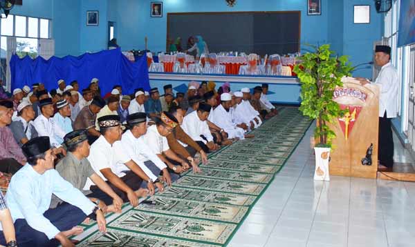 Bupati Magetan, Drs. H. Sumantri, MM saat menjadi khotib pada acara safari ramadhan 1436 H. foto: nanang ari utomo/BANGSAONLINE