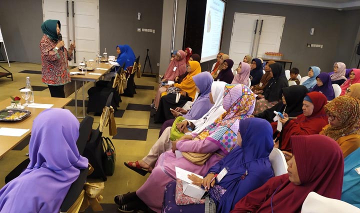Talkshow parenting PD Salimah Gresik di Pesonna Hotel, Minggu (22/12). foto: ist.