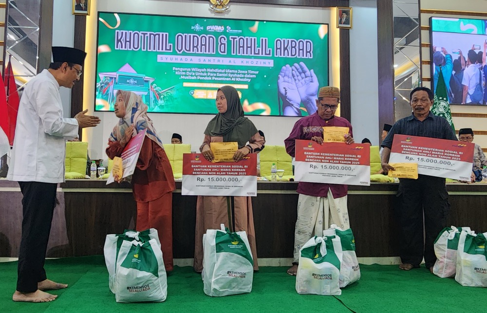 Menteri Sosial, Saifullah Yusuf, saat menyerahkan bantuan kepada korban ambruknya musala Pondok Pesantren Al-Khoziny dalam acara Tahlil Akbar Syuhada Santri Al-Khoziny yang digelar di Aula KH. M. Hasyim Asy’ari, Kantor PWNU Jawa Timur, Sabtu (11/10/2025).