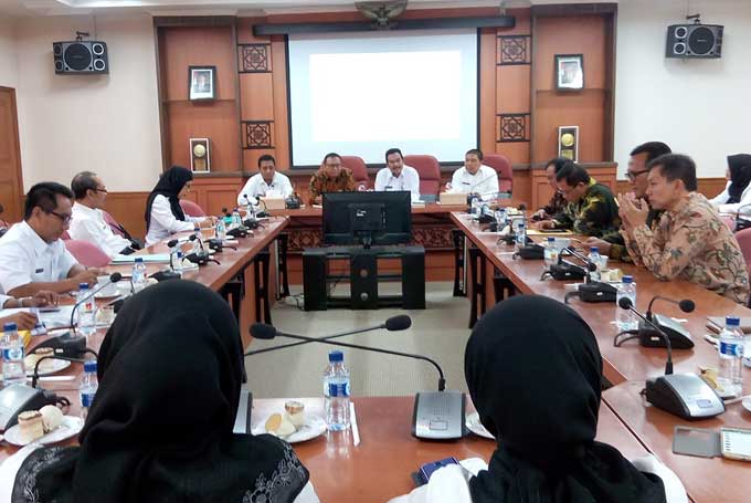 Wabup Moh. Qosim saat memimpin rapat membahas Kampus D3 Keperawatan Fakultas Vokasi Unair.. foto: SYUHUD/ BANGSAONLINE
