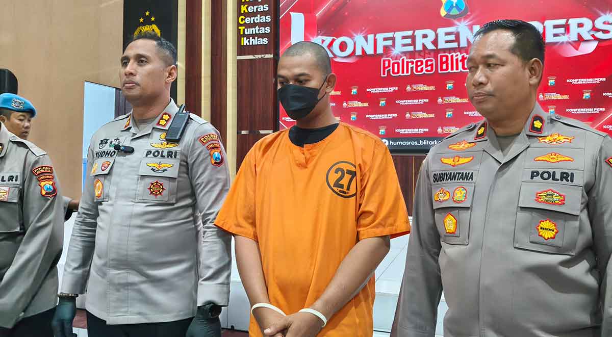 Kapolres Blitar Kota, AKBP Titus Yudho Uly, saat konferensi pers terkait kasus penganiayaan hingga menewaskan seorang wanita di dalam kamar kos.