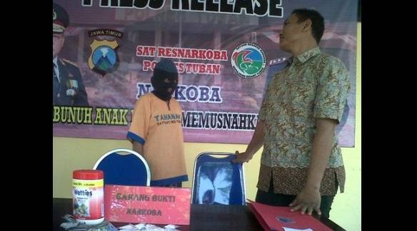 Tersangka saat diperiksa. (Suwandi/BangsaOnline.com)