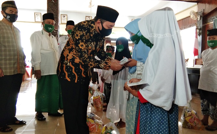 Bupati Nganjuk Novi Rahman Hidayat memberikan santunan kepada anak yatim. foto: BAMBANG/ BANGSAONLINE