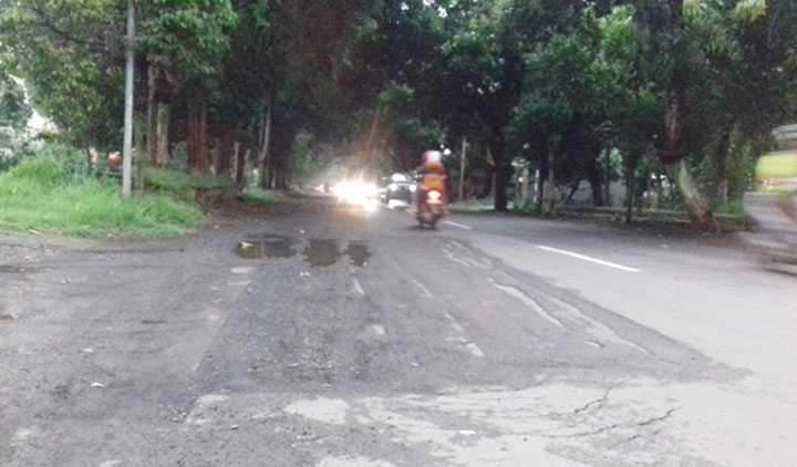 Tampak gerusan aspal jalan yang sangat membahayakan para pengendara motor khususnya.