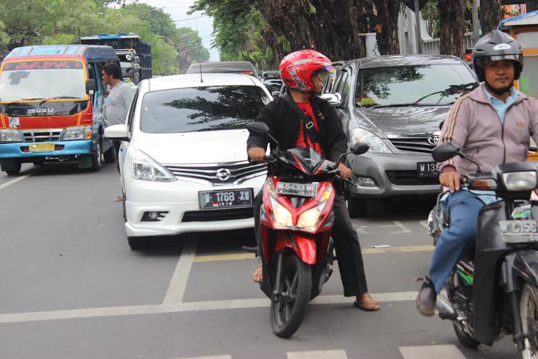 Parkir kendaraan yang semrawut di depan SDN Pucang 1, kemarin. foto : nanang ichwan/BangsaOnline