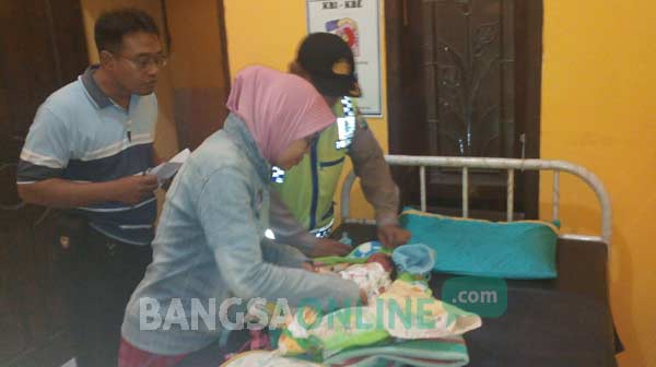 Bayi mungil yang ditemukan saat dirawat. foto: dendi martoni/ BANGSAONLINE