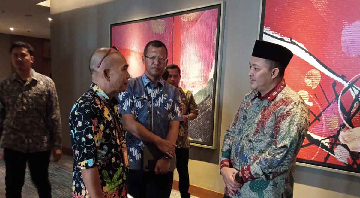 Bupati Pasuruan saat berbincang terkait pelaksanaan proyek PLTS.