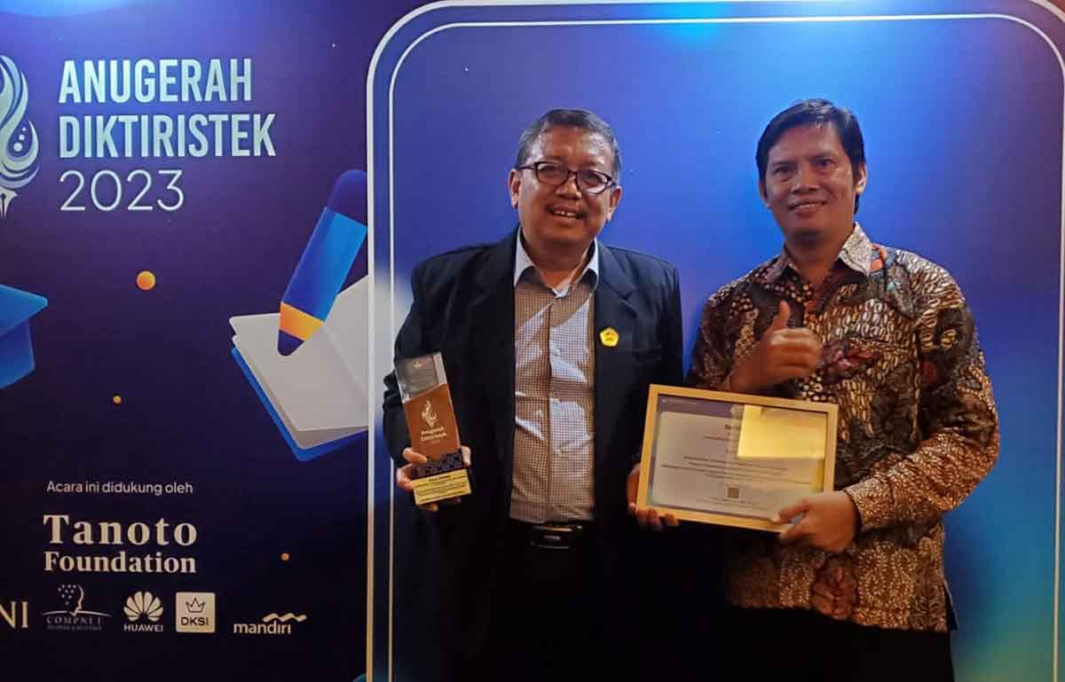 Rektor Unusida, Fatkul Anam (kiri) saat menerima penghargaan Anugerah Diktiristek 2023. Foto: Ist