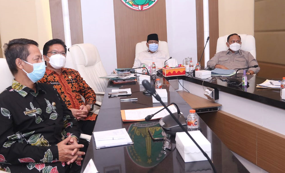 Gus Ipul bersama jajaran mengikuti dari Media Command Centre Kota Pasuruan, Kamis (05/08/21).
