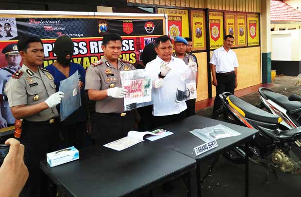 Ketiga pelaku saat press release di Mapolres Blitar Kota. foto: AKINA/ BANGSAONLINE