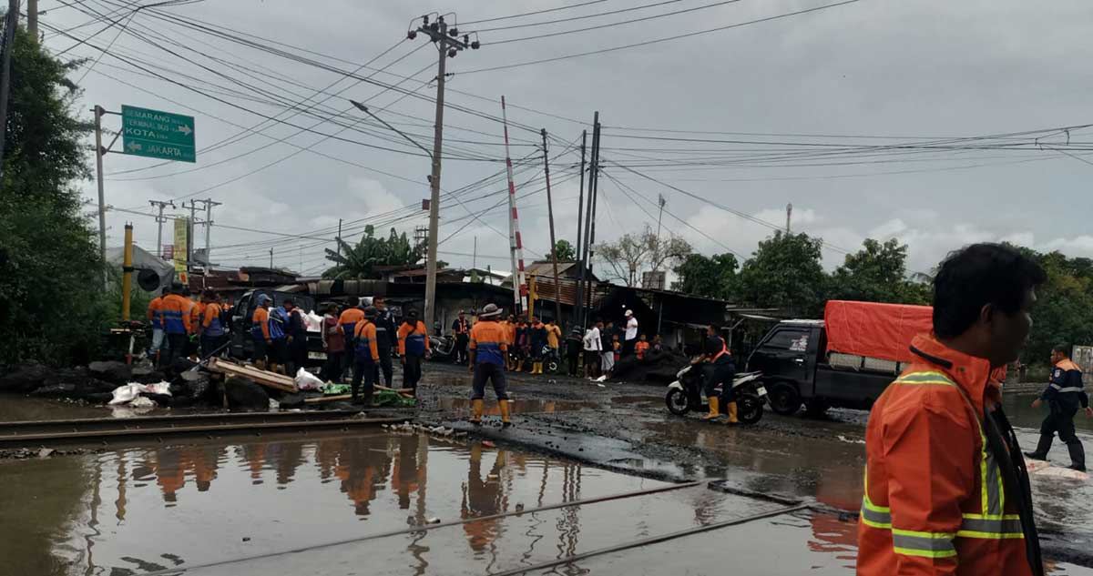 Kondisi banjir di sejumlah tempat yang merendam rel kereta api. Foto: Ist