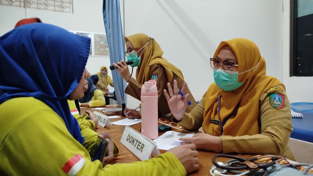 Kepala Puskesmas Bawangan, dr Zusvina Aida Fitria saat lakukan CKG