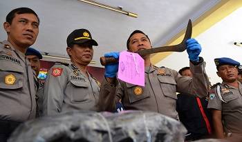 Kapolres Lumajang menunjukkan barang bukti hasil Operasi Sikat Semeru. (Imron/BangsaOnline.com)