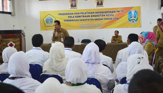 Wabup, Moh Qosim saat  memberi pengarahan kepada peserta diklat pim IV. foto: syuhud/ BANGSAONLINE