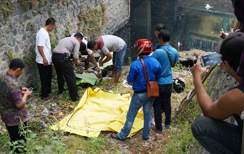 Petugas dibantu warga saat mengevakuasi jenazah Panjul. foto: rony suhartomo/BANGSAONLINE