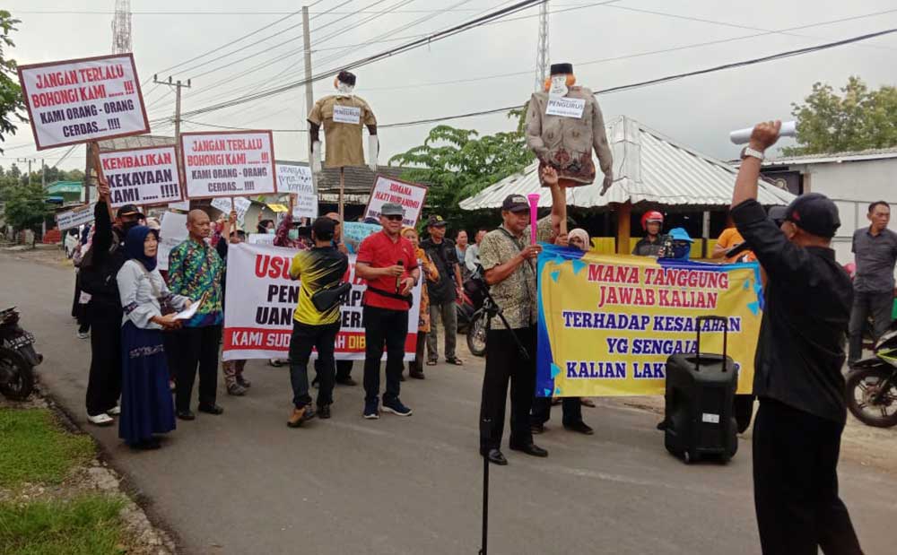 Anggota Koperasi Pegawai Republik Indonesia (KPRI) Dwijo Utomo saat demo menuntut pertanggungjawaban pengurus terkait hilangnya dana Rp2,6 miliar.