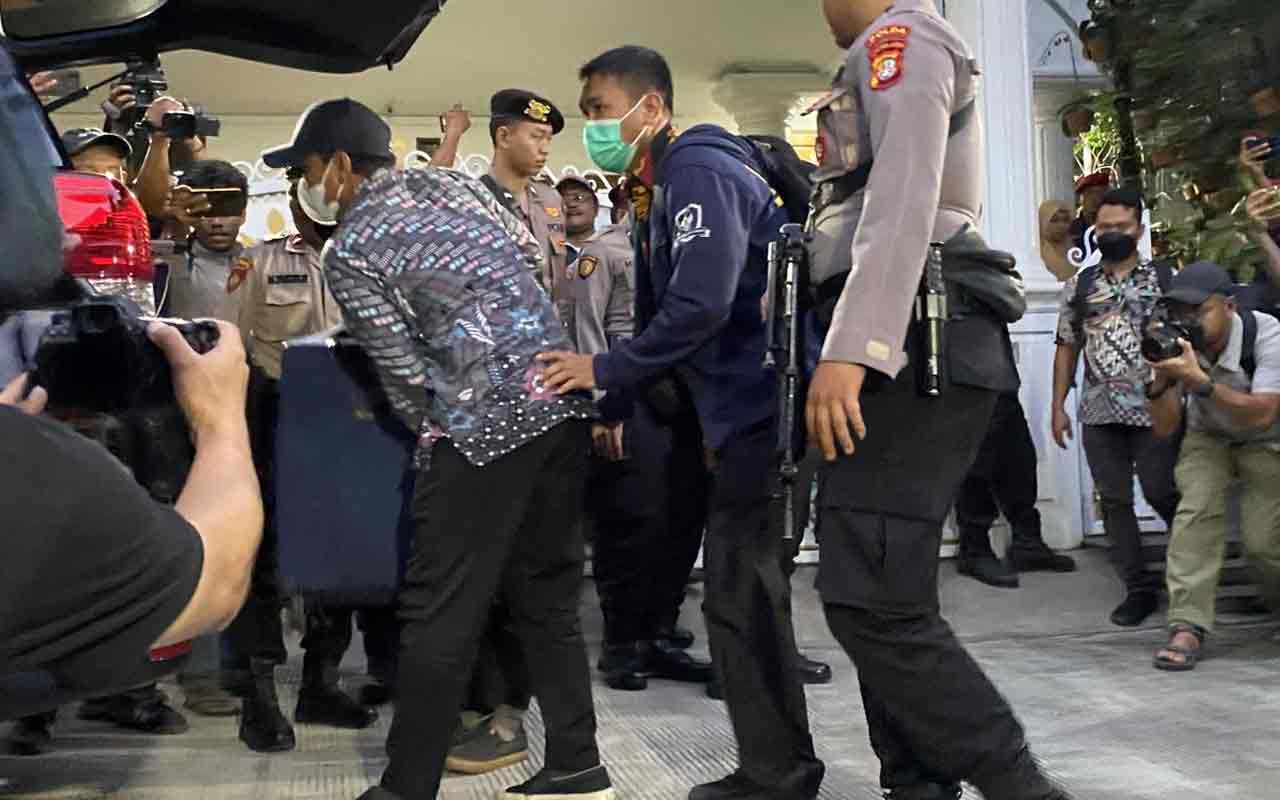 Tim penyidik Komisi Pemberantasan Korupsi (KPK) membawa satu koper usai menggeledah kediaman Sekretaris Jenderal (Sekjend) PDI Perjuangan (PDI-P) Hasto Kristiyanto, Selasa (7/1/2025). Foto: Kompas.com