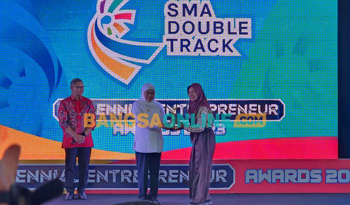 Gubernur Khofifah saat menghadiri Millenial Enterpreneur Award 2023 di Graha ITS, Surabaya. Foto: DEVI FITRI AFRIYANTI/BANGSAONLINE