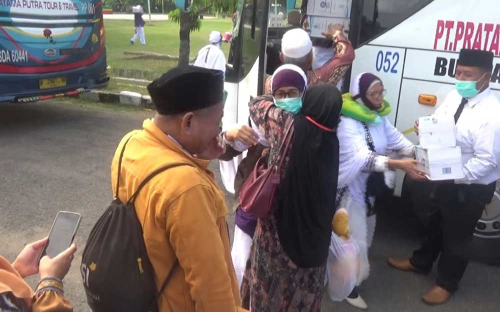 Kedatangan jemaah haji asal Kabupaten Tuban disambut haru sanak keluarga.