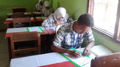 Suasana salah satu sekolah di Tuban saat menggelar UN. (Suwandi/BANGSAONLINE)