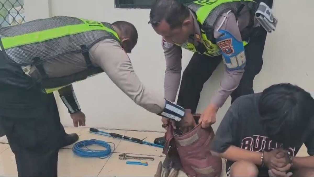Sat PJR Polda Jatim Tangkap Maling Kabel di Jembatan Suramadu